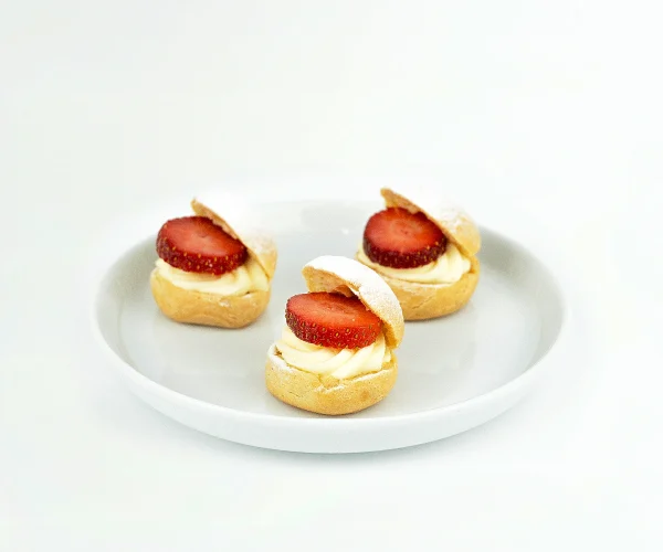 Çilekli Profiterol Topları